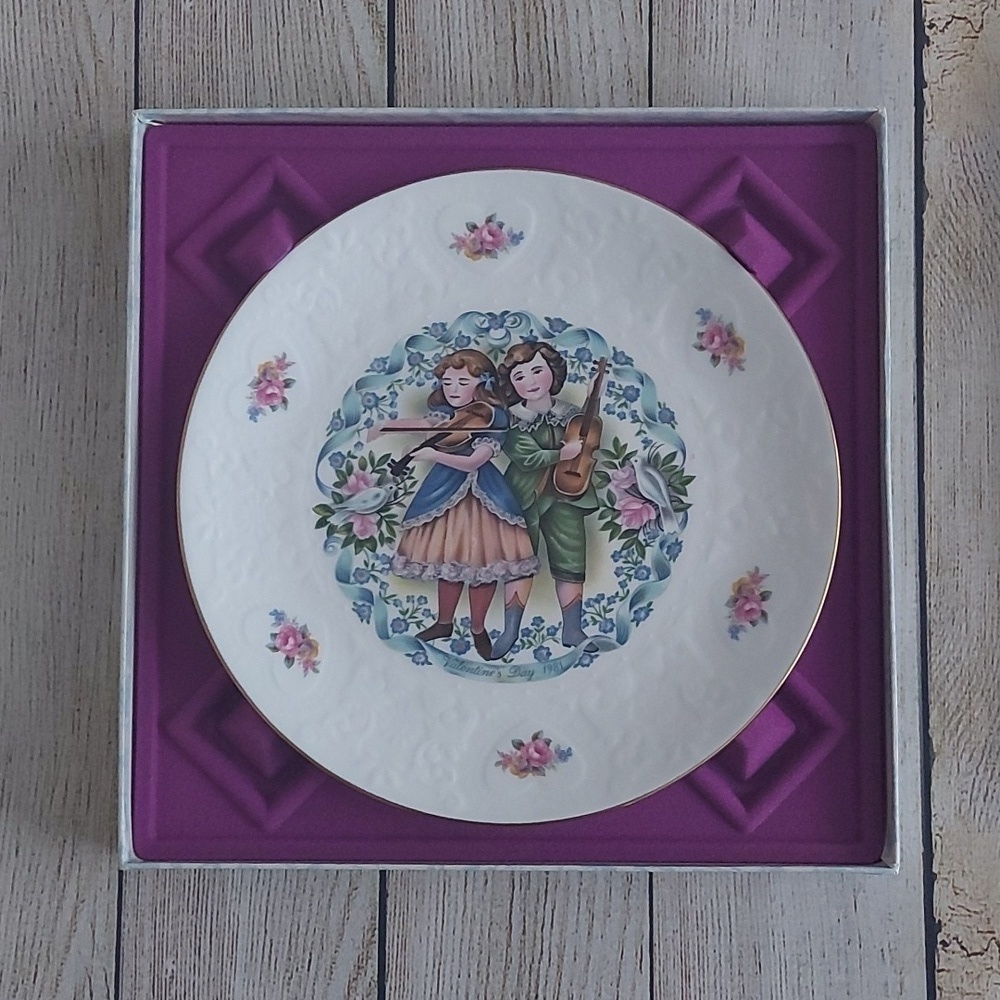 Vintage New In Box Royal Doulton Valentine's Day Plate.  1981